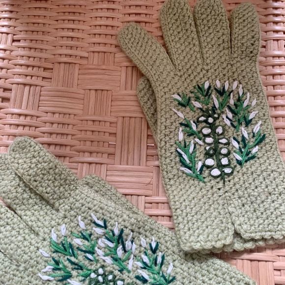 Wool Gloves with Embroidered Garden Design in Mint Green 🌷✨✨✨ - Picture 3 of 9